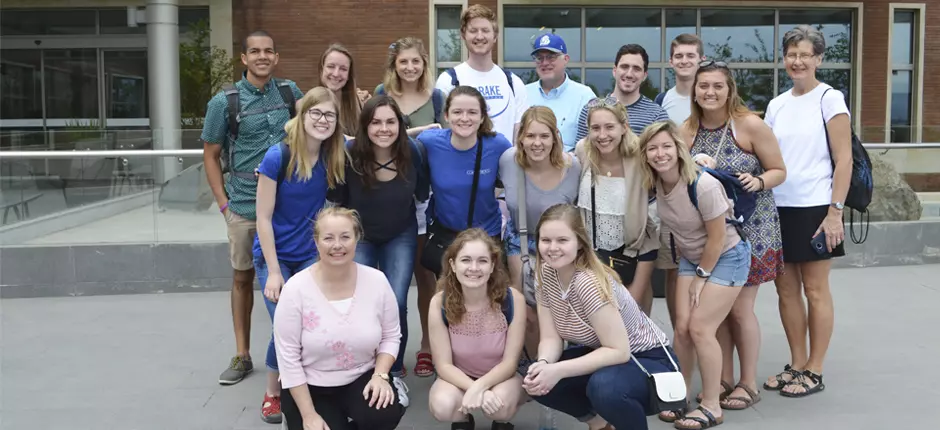 Alumnos de la Universidad de Drake visitan la Clínica