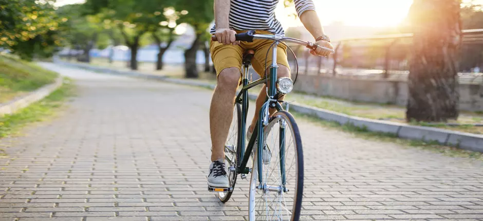 ¿Cuál es la mejor forma de andar en bicicleta para no dañar las rodillas?